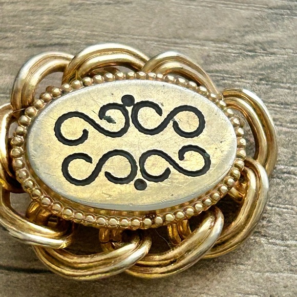 Vintage Gold Tone Etched Oval Clip-On Earrings - Picture 3 of 6